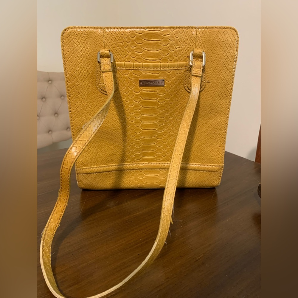 Yellow embossed Liz Claiborne strapped handbag w/lots of pockets!
